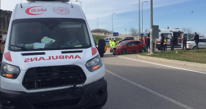 OTOMOBİL AMBULANSLA ÇARPIŞTI, 1 YARALI