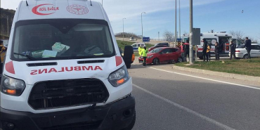OTOMOBİL AMBULANSLA ÇARPIŞTI, 1 YARALI