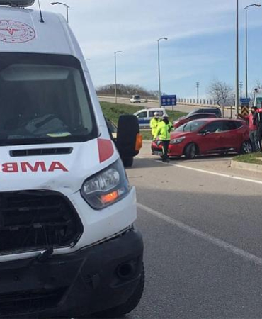 OTOMOBİL AMBULANSLA ÇARPIŞTI, 1 YARALI