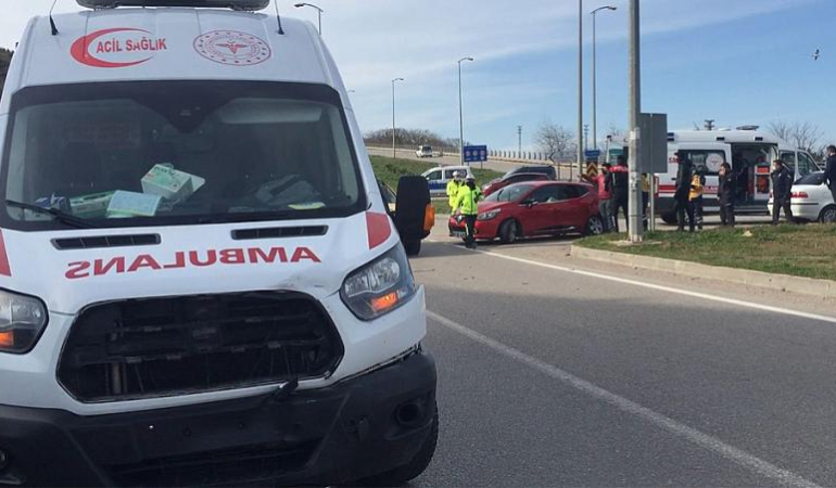 OTOMOBİL AMBULANSLA ÇARPIŞTI, 1 YARALI