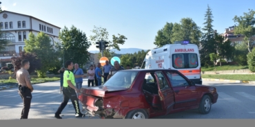 Boyabat'ta iki otomobilin çarpışması sonucu 1 kişi yaralandı