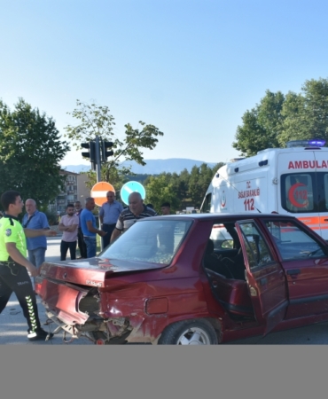 Boyabat'ta iki otomobilin çarpışması sonucu 1 kişi yaralandı