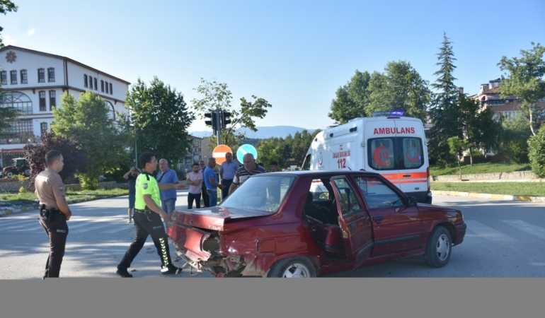 Boyabat'ta iki otomobilin çarpışması sonucu 1 kişi yaralandı
