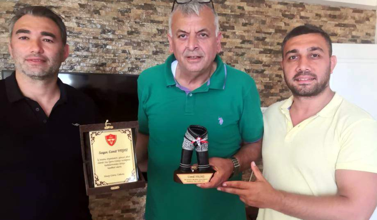 Sinop Yağlı Güreş Takımından Cemil Yıldız'a anlamlı hediye