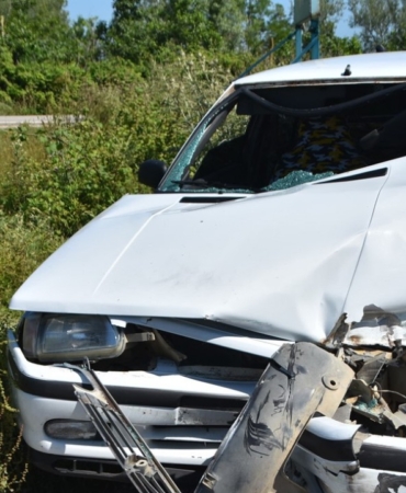 Demir korkuluklara çarpan sürücü yaralandı