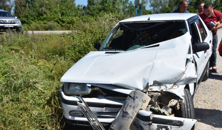 Demir korkuluklara çarpan sürücü yaralandı