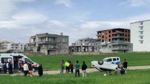 Direğe çarpan otomobil takla attı