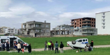 Direğe çarpan otomobil takla attı