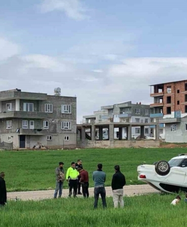 Direğe çarpan otomobil takla attı