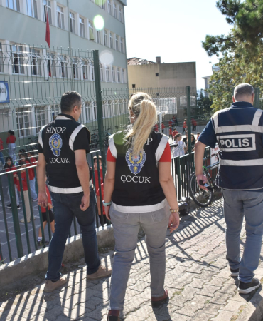 SİNOP’TA OKUL ÇEVRELERİNDE DENETİMLER SÜRÜYOR