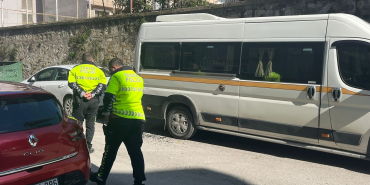 PARK HALİNDEKİ OKUL SERVİSİNE SÜRTÜP KAÇTI