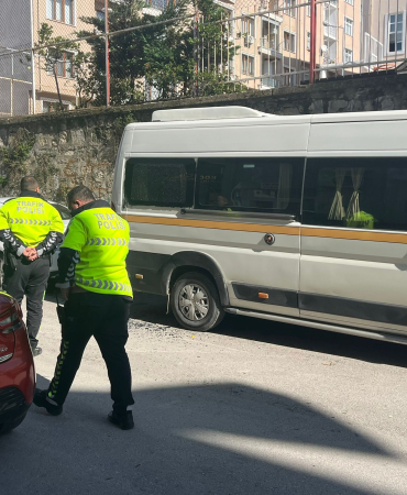 PARK HALİNDEKİ OKUL SERVİSİNE SÜRTÜP KAÇTI