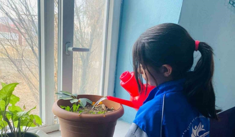 Gönüllü gençlerden cami temizliği