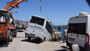 Karavanını park ederken kayalıklara düşürdü