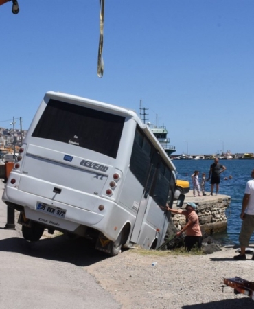 Karavanını park ederken kayalıklara düşürdü
