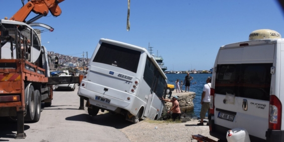 Karavanını park ederken kayalıklara düşürdü