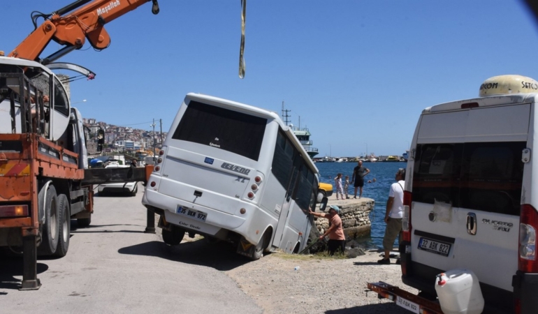 Karavanını park ederken kayalıklara düşürdü