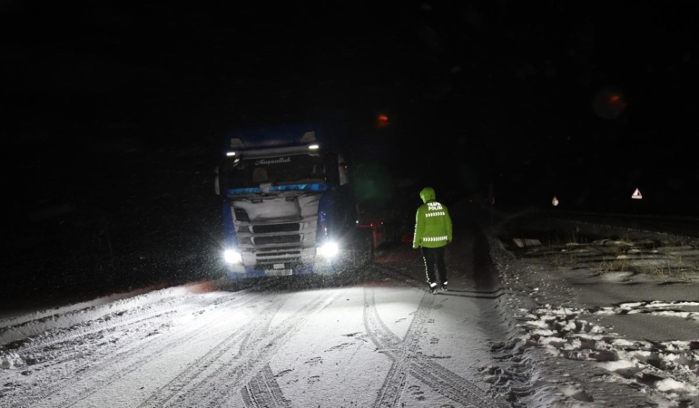 Kop Dağı Geçidi’nde kar ve tipi engeli