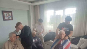 Lise öğrencileri, bayram öncesinde huzurevi sakinleriyle bir araya geldi