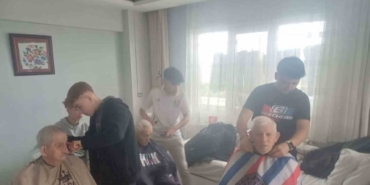 Lise öğrencileri, bayram öncesinde huzurevi sakinleriyle bir araya geldi