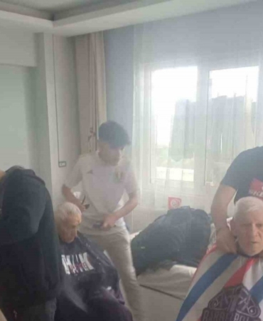 Lise öğrencileri, bayram öncesinde huzurevi sakinleriyle bir araya geldi