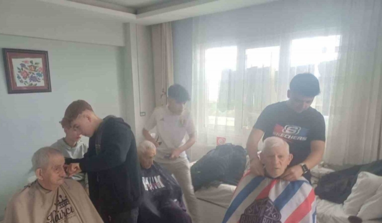 Lise öğrencileri, bayram öncesinde huzurevi sakinleriyle bir araya geldi