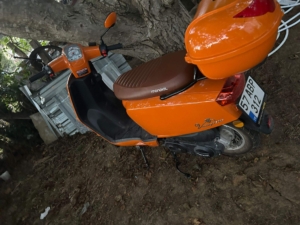 Motosiklet şarampole devrildi; 2 yaralı