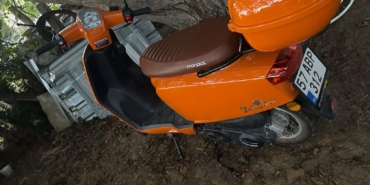 Motosiklet şarampole devrildi; 2 yaralı