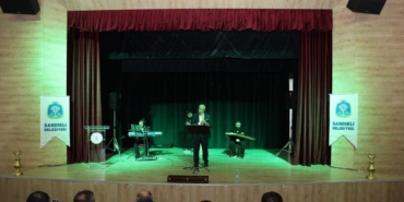 Namaza gelen çocukların ayakkabılarına küçük sürprizler bırakıldı