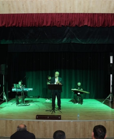 Namaza gelen çocukların ayakkabılarına küçük sürprizler bırakıldı