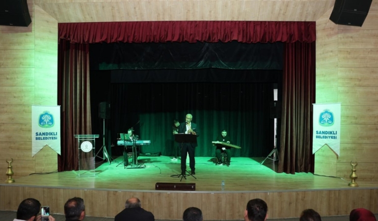 Namaza gelen çocukların ayakkabılarına küçük sürprizler bırakıldı