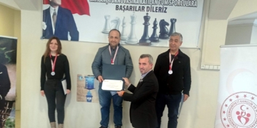 Satranç turnuvasında dereceye girenler ödüllendirildi