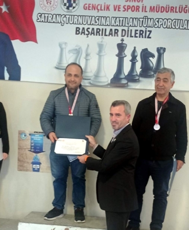 Satranç turnuvasında dereceye girenler ödüllendirildi