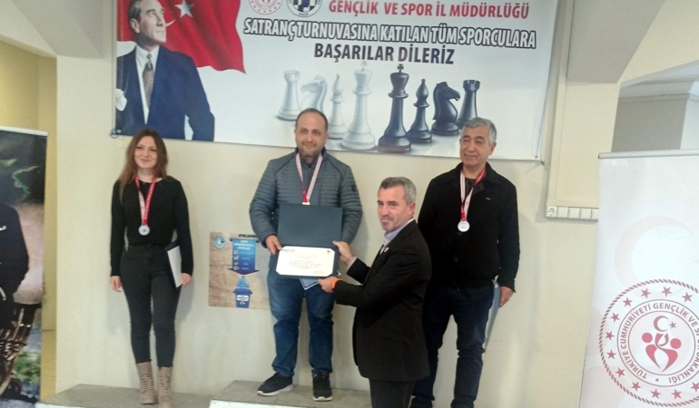 Satranç turnuvasında dereceye girenler ödüllendirildi