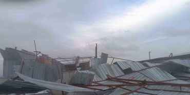 Şiddetli rüzgar çatıları uçurdu