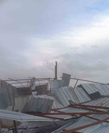 Şiddetli rüzgar çatıları uçurdu