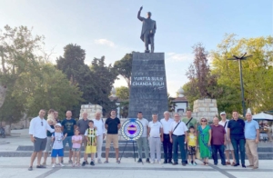 Sinop'ta Fenerbahçeliler Atatürk anıtına çelenk bıraktı