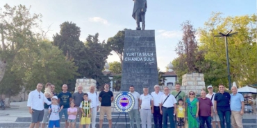 Sinop'ta Fenerbahçeliler Atatürk anıtına çelenk bıraktı