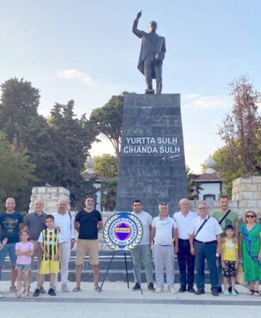 Sinop'ta Fenerbahçeliler Atatürk anıtına çelenk bıraktı