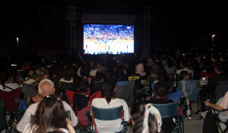 Sinoplular tek yürek filenin sultanlarını izledi