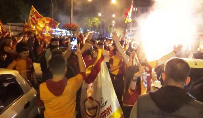 Sinop'ta Galatasaray taraftarları şampiyonluğu kutladı