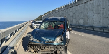 Bariyere çarpan panelvandaki 3 kişi yaralandı