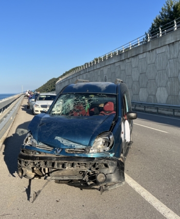 Bariyere çarpan panelvandaki 3 kişi yaralandı