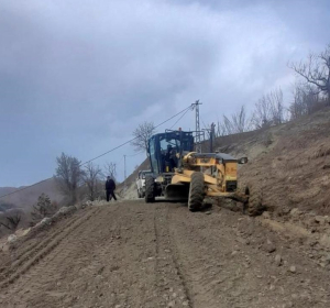 Sinop’ta heyelan nedeniyle kapanan köy yolu ulaşıma açıldı