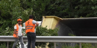 Sinop-Boyabat yolunda kamyon devrildi: 1 yaralı