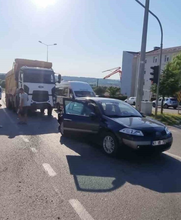Sinop’ta kamyon kırmızı ışıkta otomobile çarptı: 1 yaralı