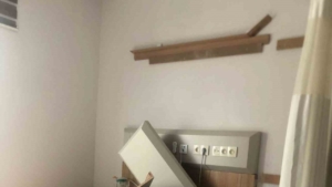 Tedavi gördüğü hastanede başına cisim düşerek yaralandı