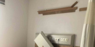Tedavi gördüğü hastanede başına cisim düşerek yaralandı