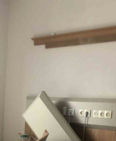 Tedavi gördüğü hastanede başına cisim düşerek yaralandı