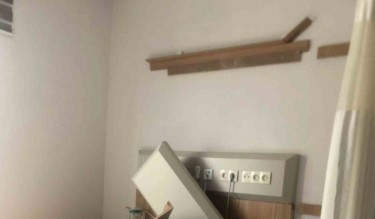 Tedavi gördüğü hastanede başına cisim düşerek yaralandı